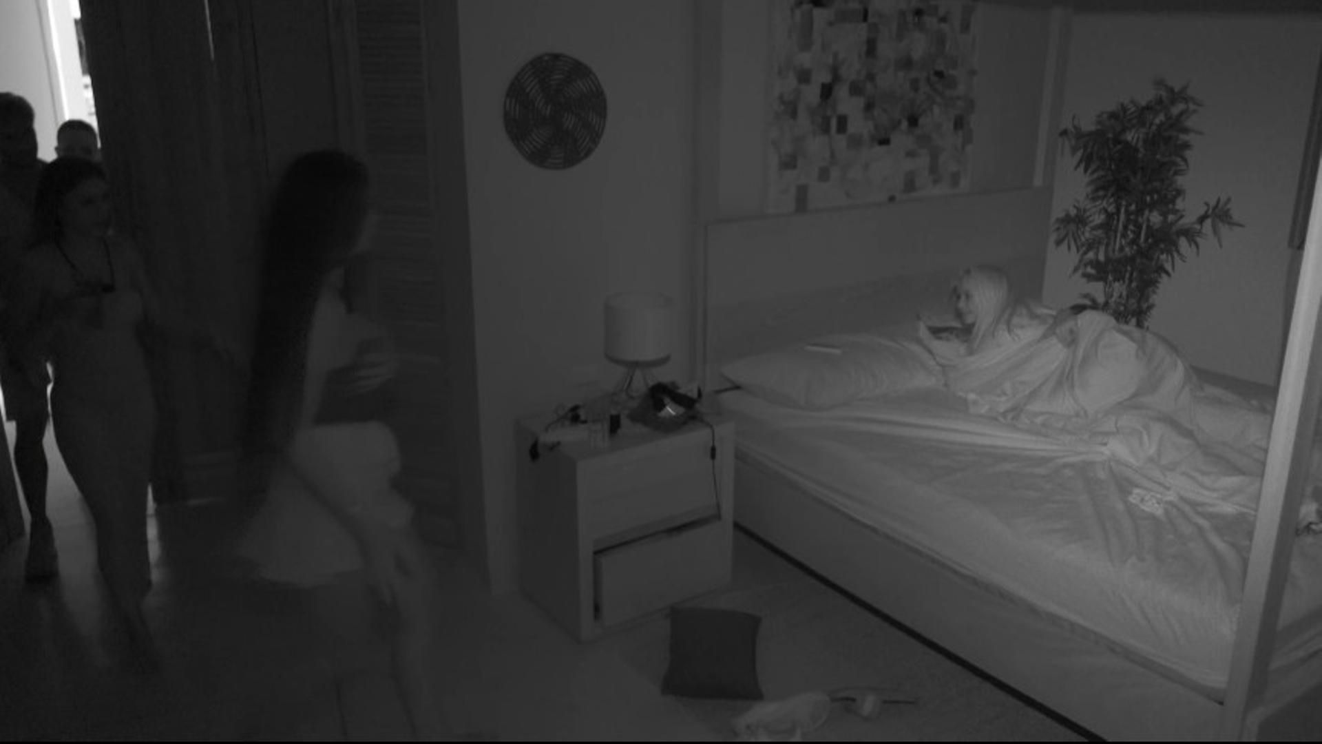 El momento en el que Álex Girona descubrió, en pleno acto sexual con Gabriella, que Marieta había ido a 'Villa Playa': "Esto parece 'LQSA'"