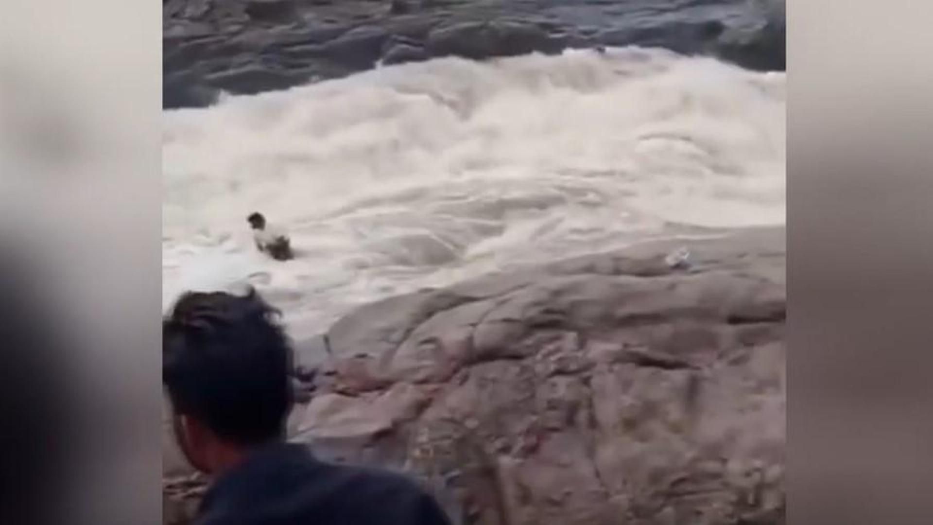 El momento en el que una fuerte corriente de agua 'engulle' a un 'youtuber' indio de 22 años