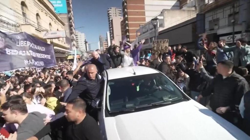 Evacúan a Javier Milei por el lanzamiento de piedras y objetos contra una caravana electoral