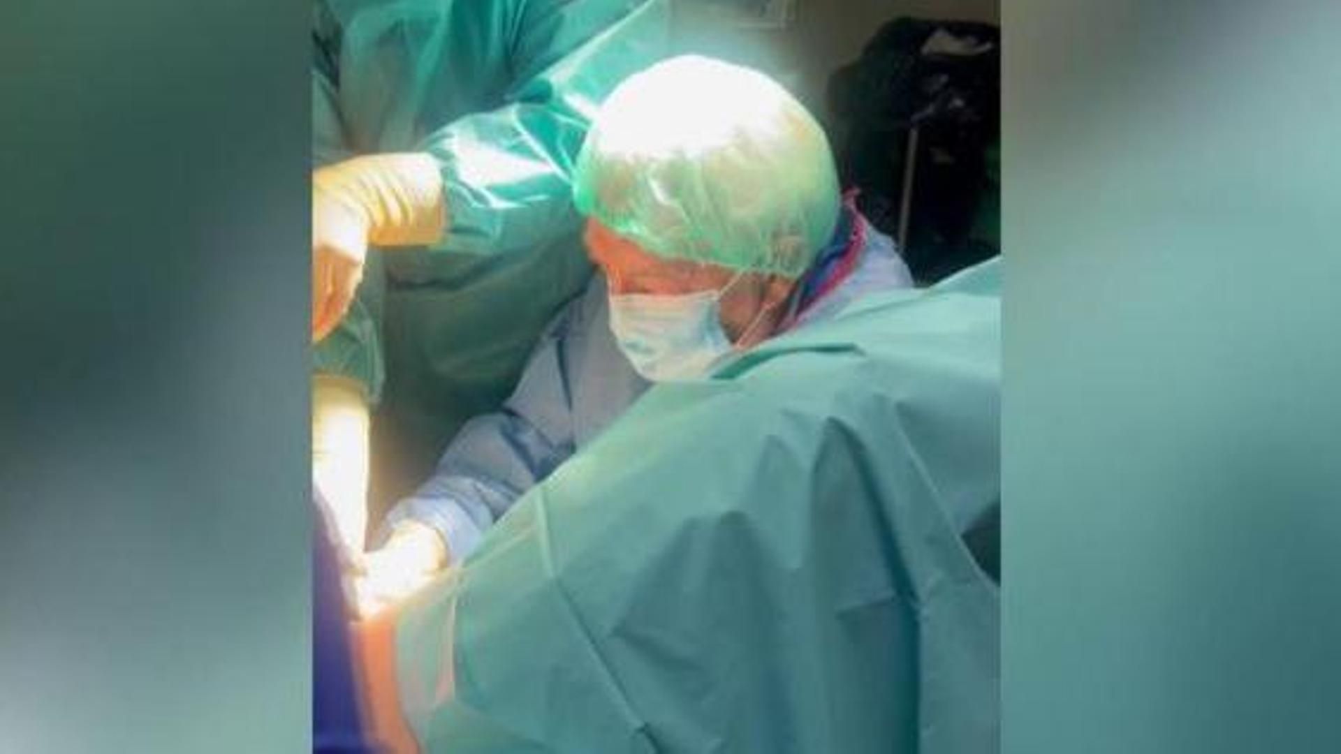 Juan Vidal, ginecólogo en activo a los 86 años, acaba de ayudar a traer al mundo a su primer bisnieto