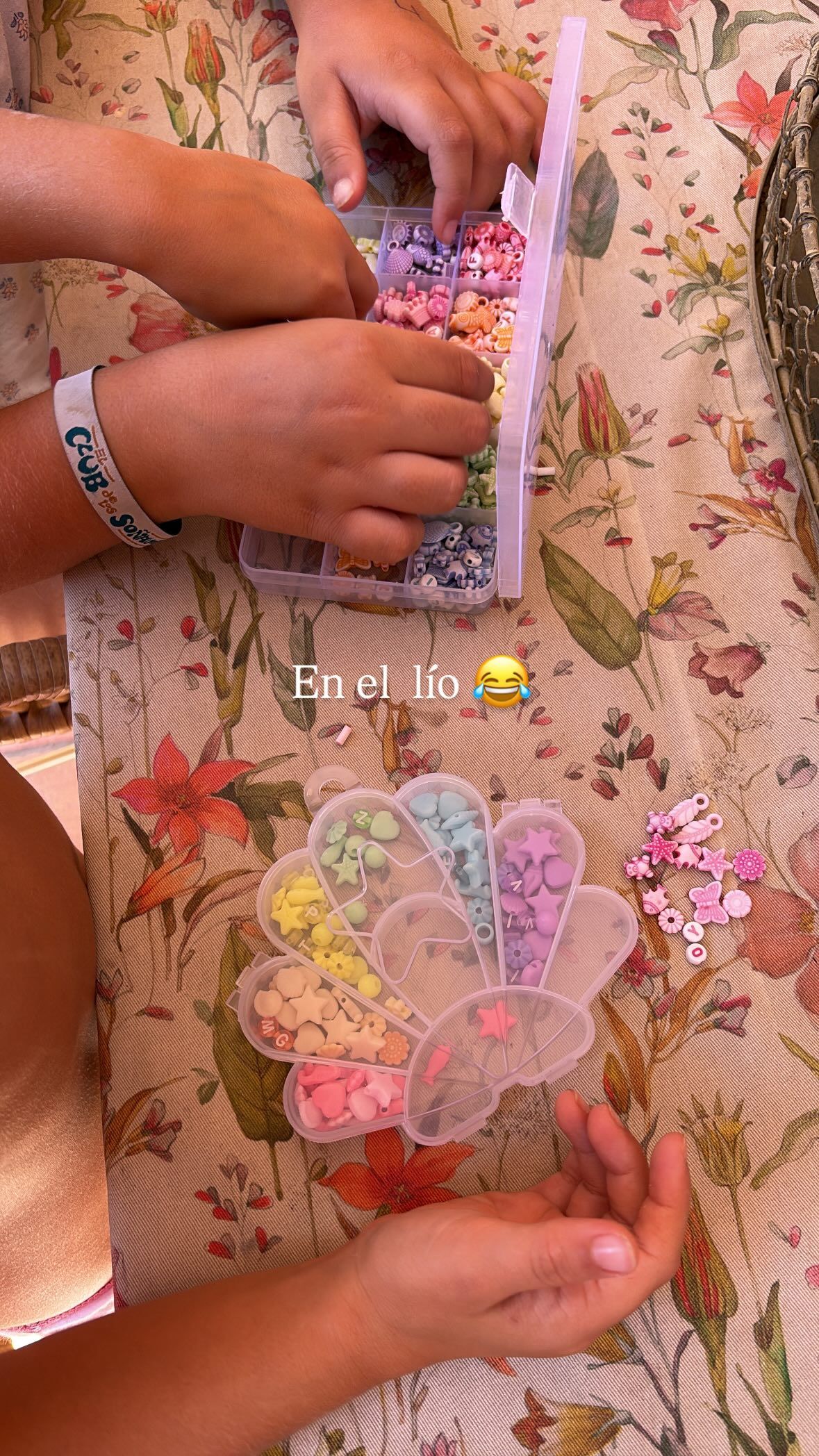 La foto de Irene Rosales, haciendeo pulseras con sus hijas