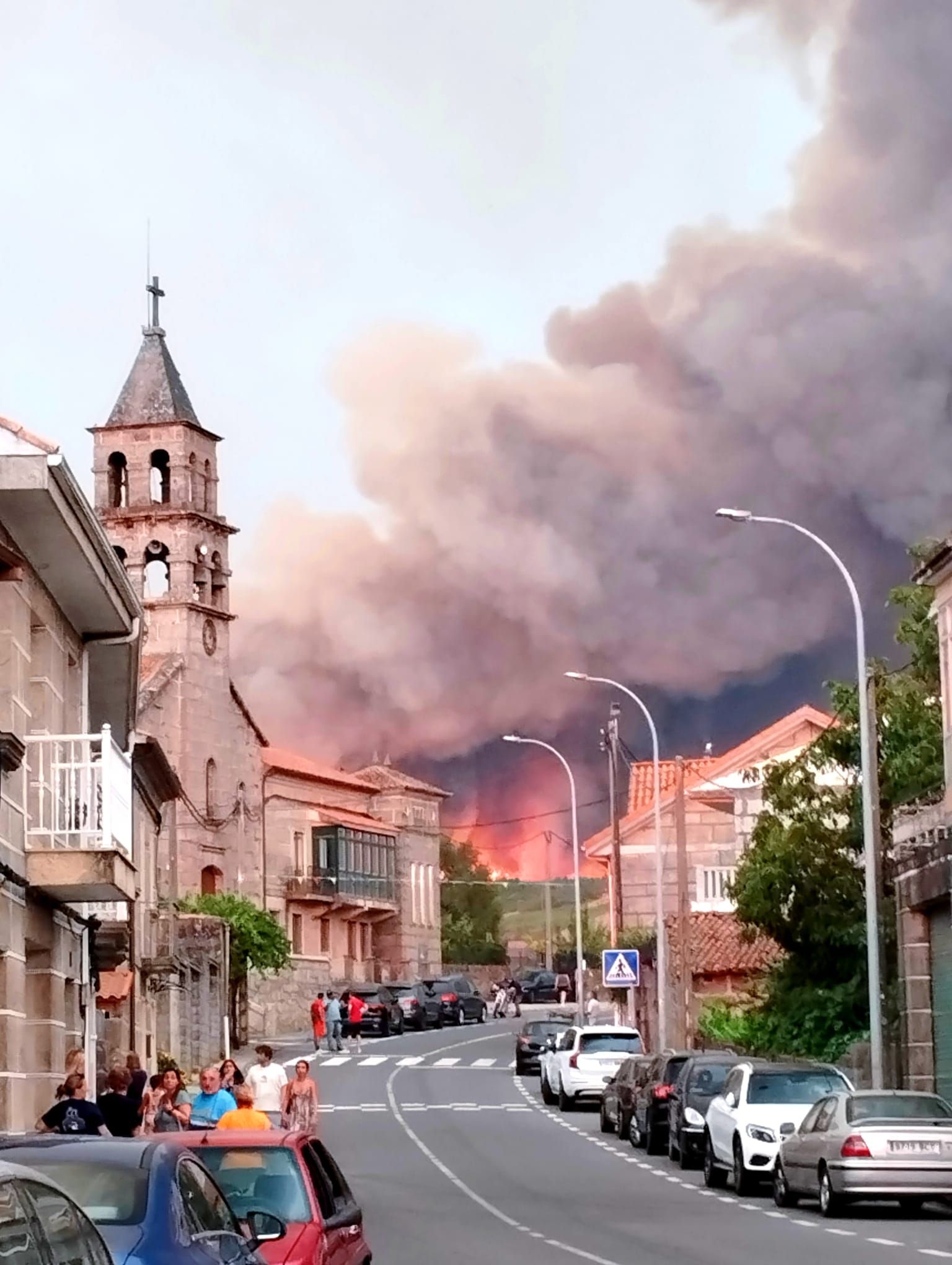 Las llamas rodeando Cualedro, en el incendio del pasado 14 de agosto