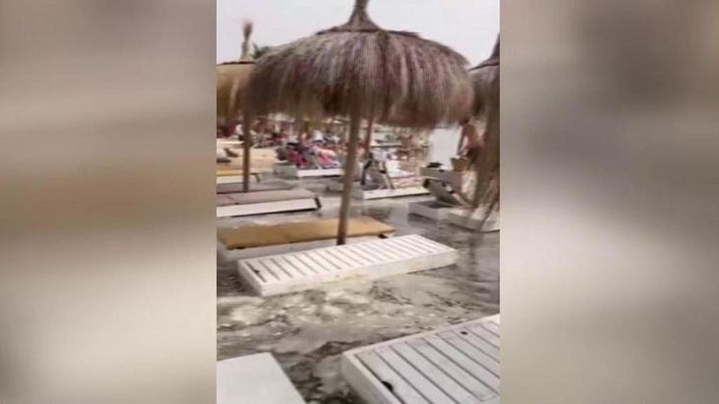 Las mareas vivas y el fuerte oleaje causan estragos en las playas de Cádiz, con toda la costa en alerta amarilla