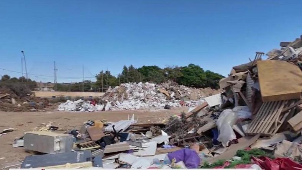 Malestar en Paiporta por un vertedero que se abrió de urgencia para limpiar en la DANA y aún sigue acumulando basura