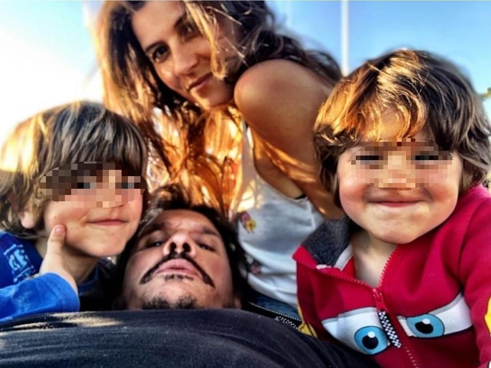 Marta Solaz y Sergio Peris-Mencheta con sus hijos