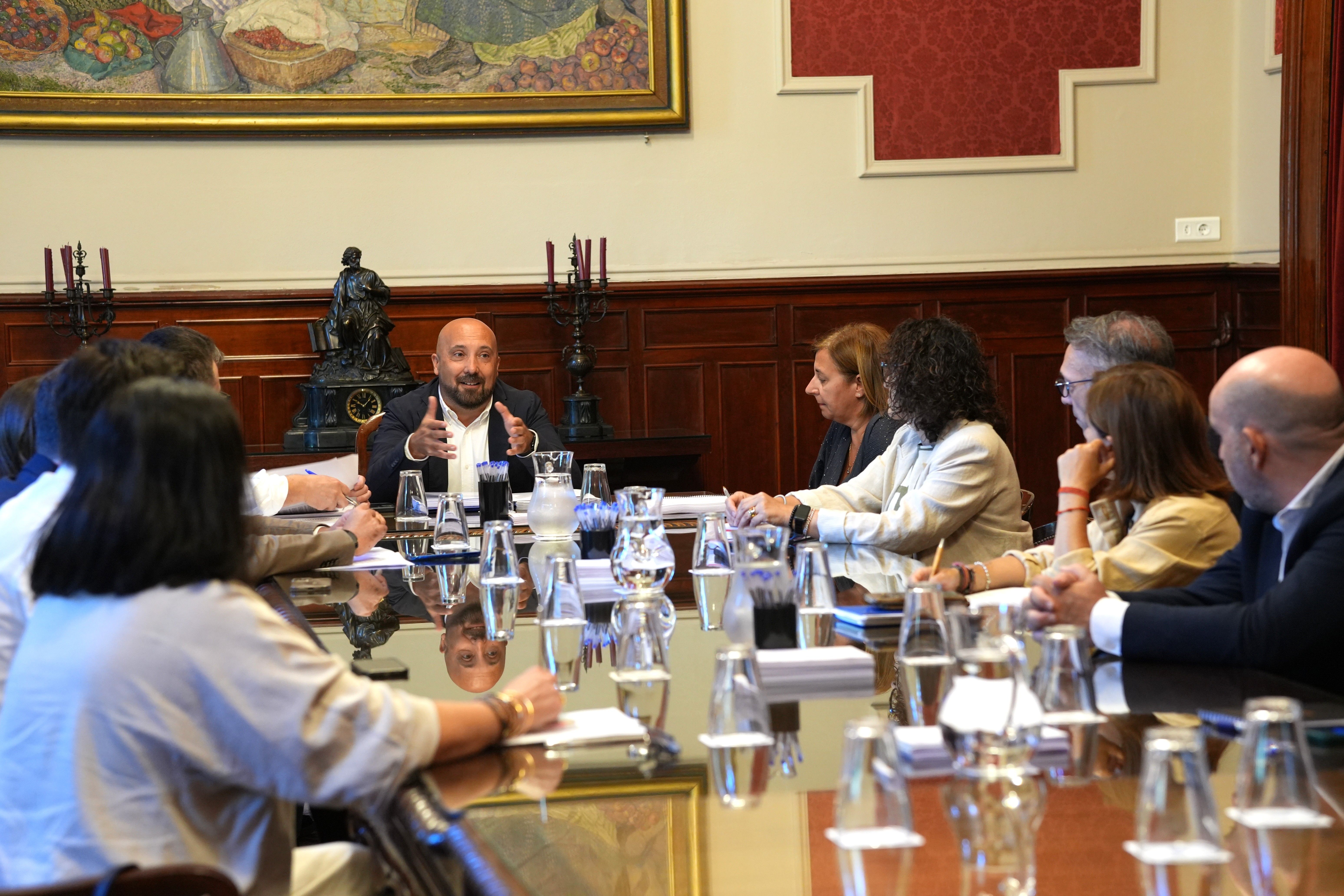Reunión del portavoz municipal con el sector para trazar la hoja de ruta de la tasa turística