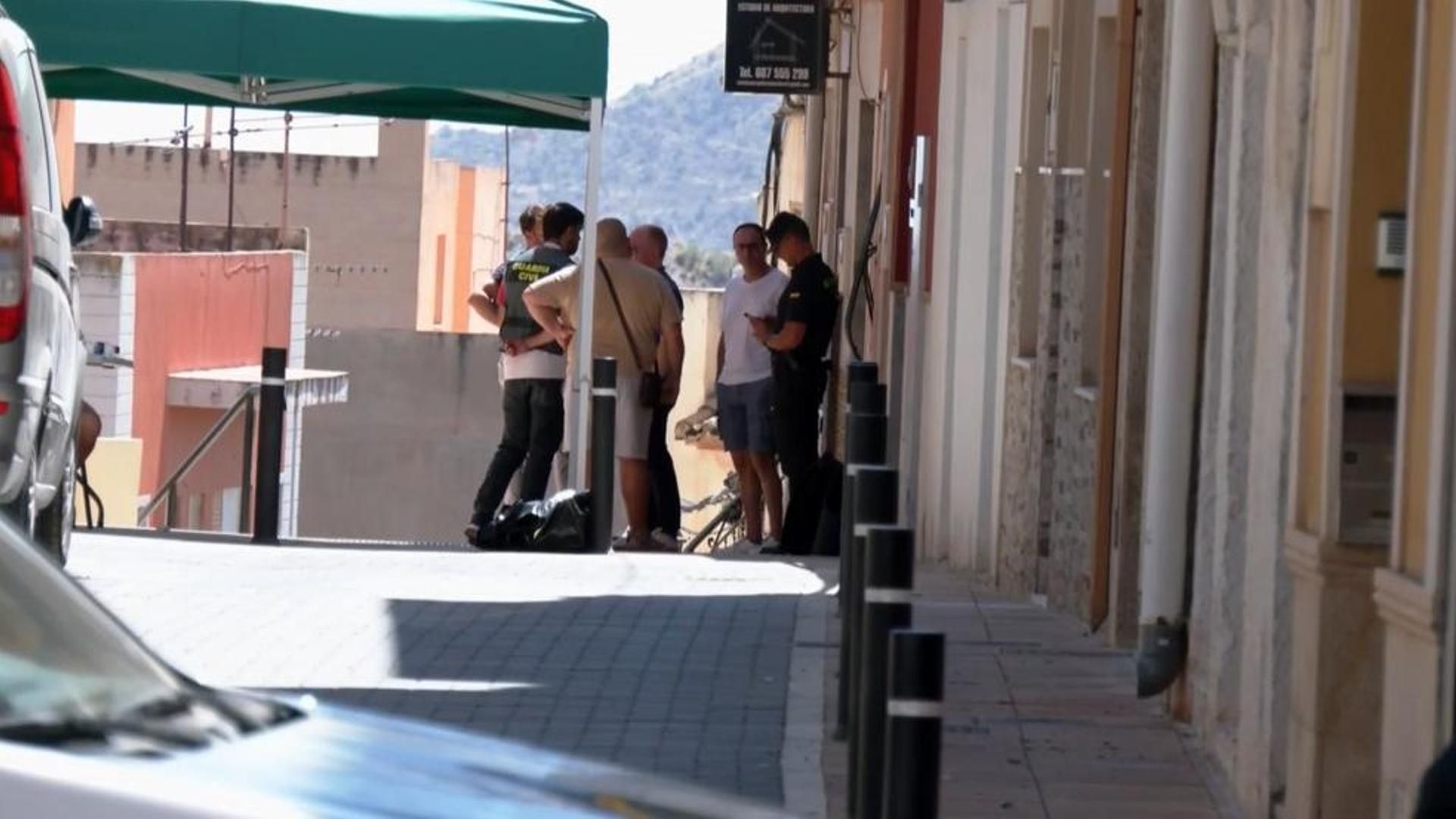 Se suicida el joven de 25 años que se atrincheró armado en su vivienda en Agost, Alicante Se suicida el joven de 25 años que se atrincheró armado en su vivienda en Agost, Alicante