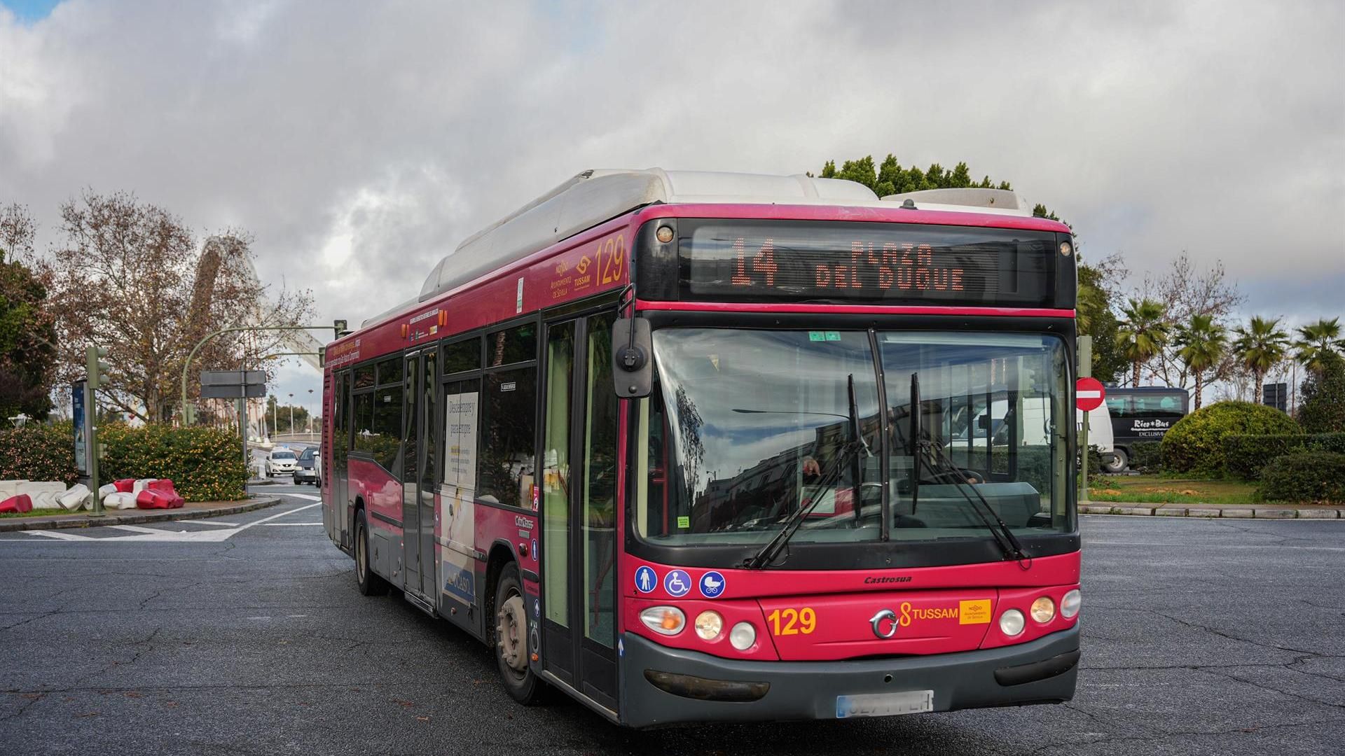 Un autobús de la línea 14 de Sevilla