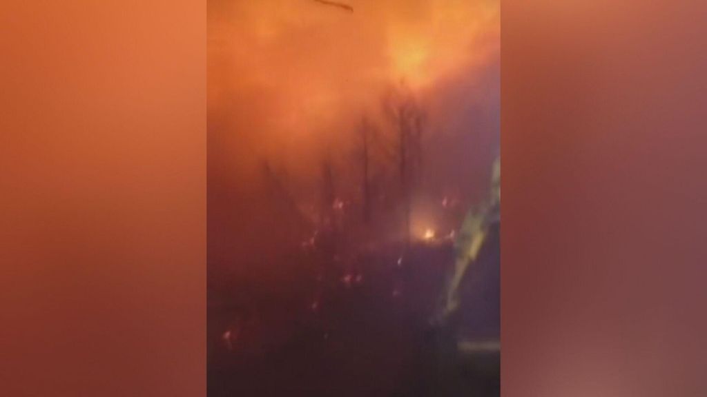 Un buldócer en el incendio de Zamora