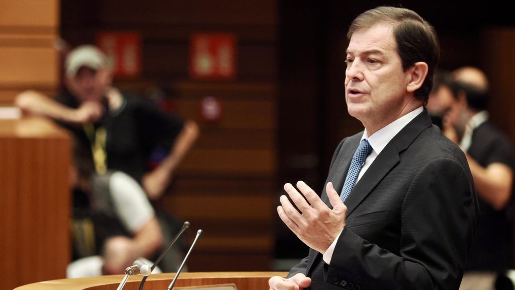 Alfonso Fernández Mañueco afirma que se respondió "desde el minuto uno" a los incendios pero hubo un "cóctel perverso"