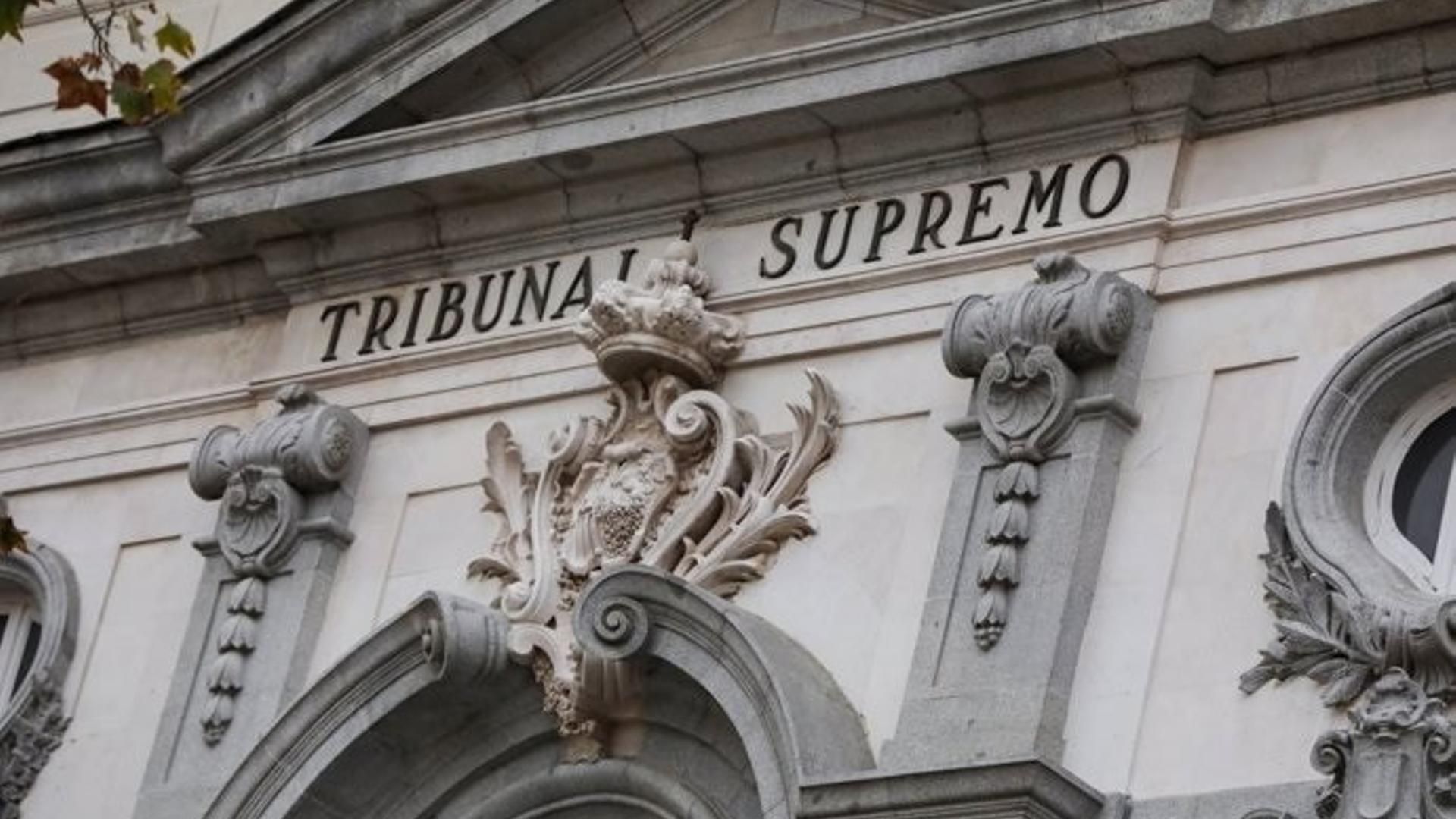 Archivo - Detalle de la fachada del Tribunal Supremo.