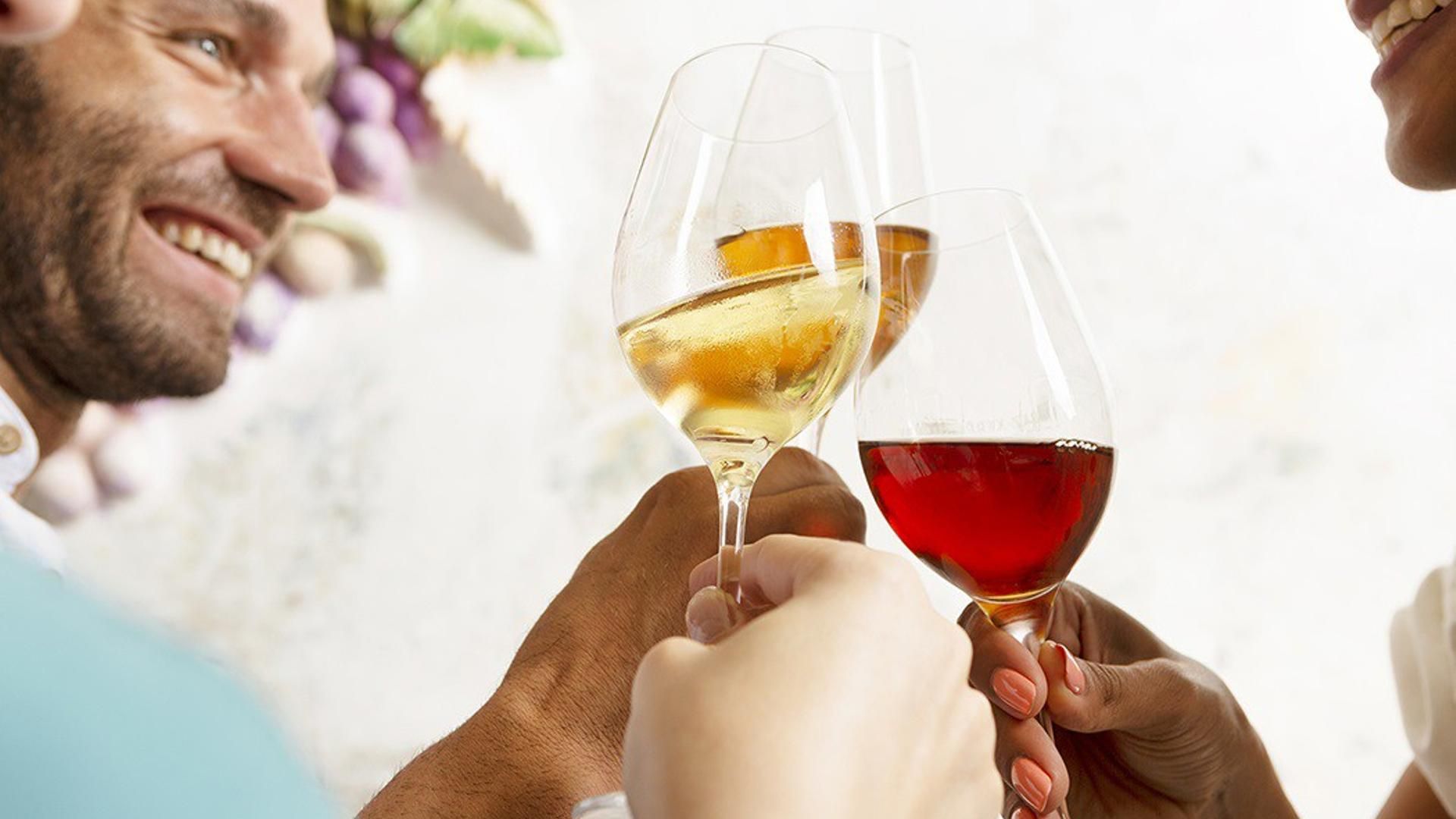 Archivo - Un grupo de personas brindando con vinos del Marco de Jerez. ARCHIVO,