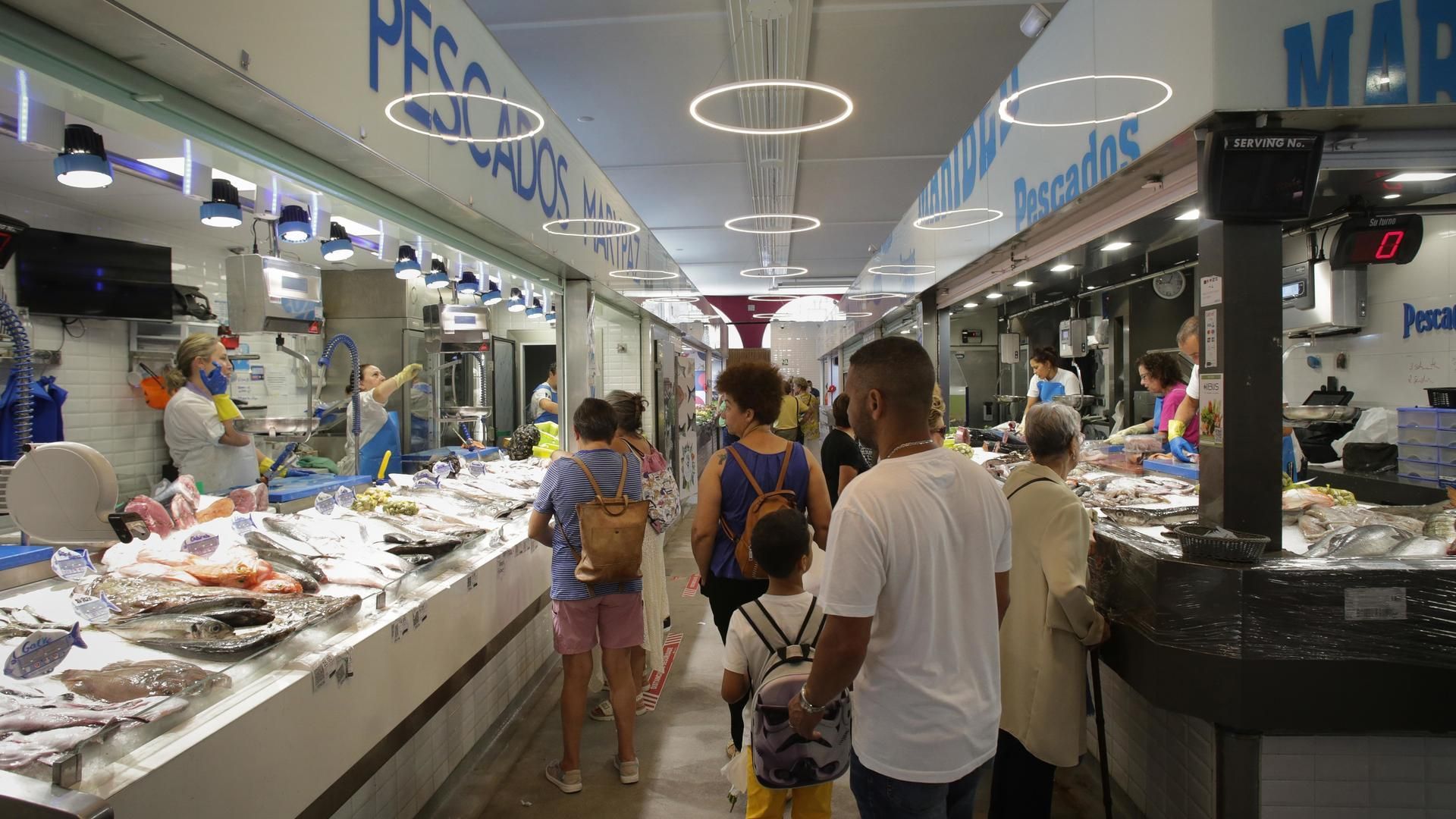 Archivo - Varias personas en un mercado de Lugo, en Galicia