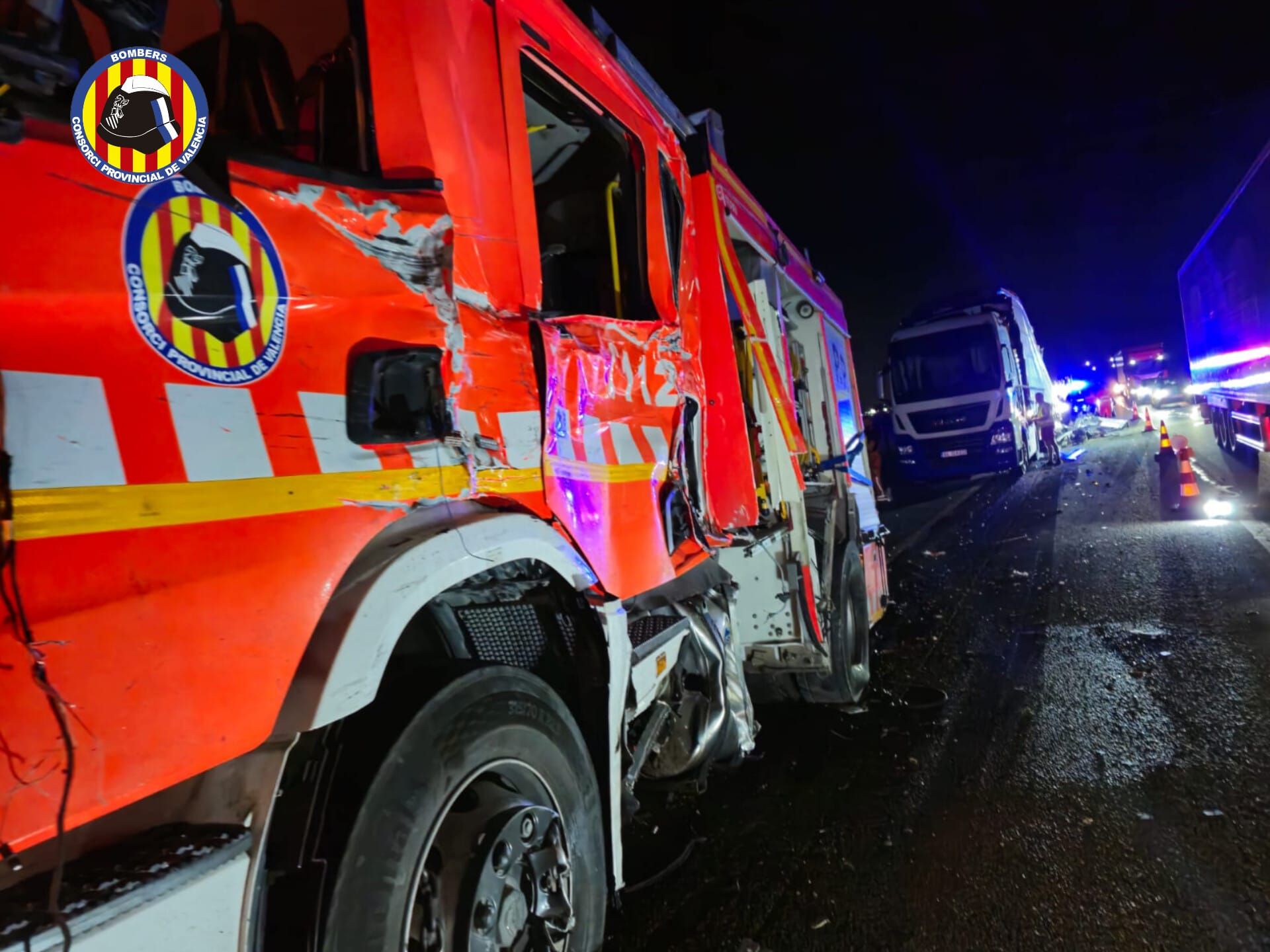 El camión de bomberos también resultó afectado