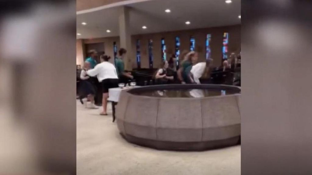 La evacuación de los niños supervivientes del tiroteo en la escuela católica de Minneapolis