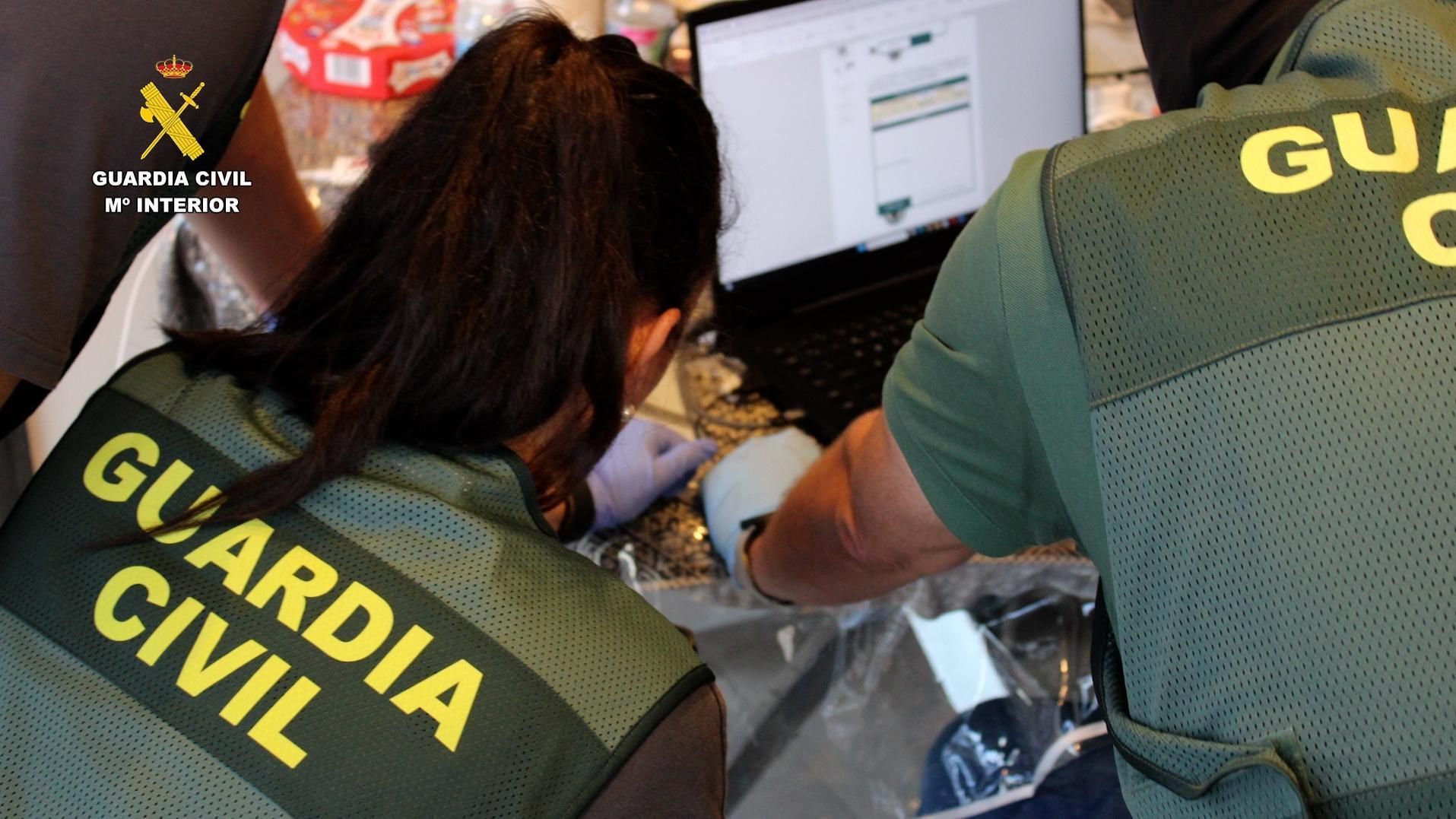 La Guardia Civil detuvo al presunto autor de chantaje y difusión de imágenes sexuales de una menor