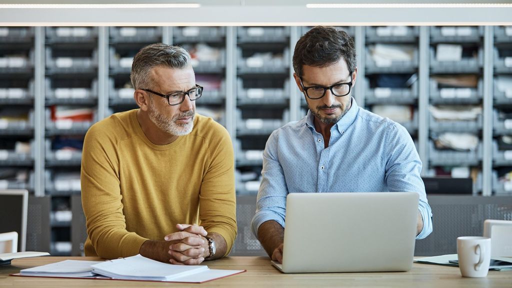La IA revoluciona el mercado laboral pero afecta menos a los trabajadores sénior