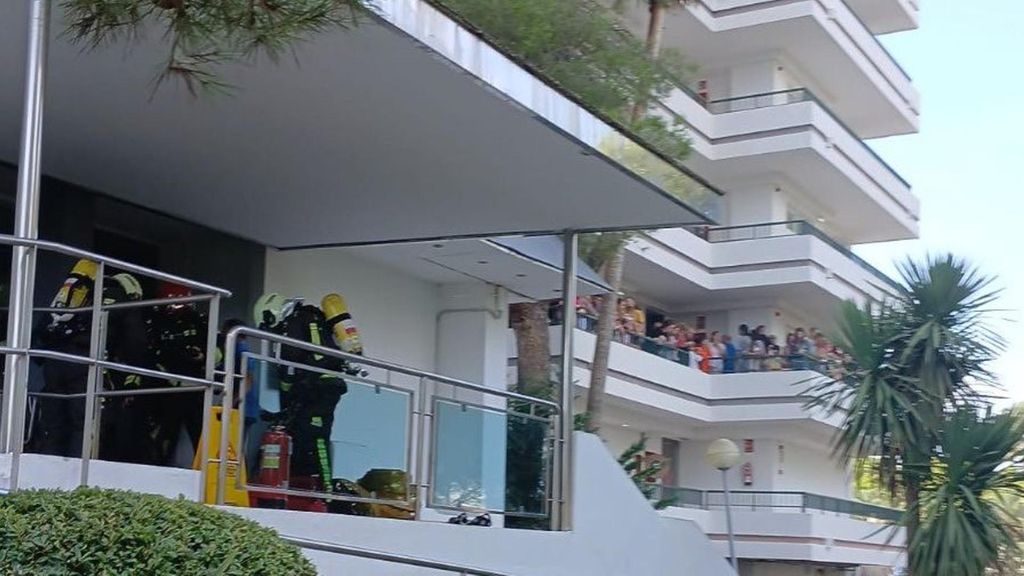 Los clientes del hotel incendiado en Alcudia, Mallorca, aseguran que no sonó la alarma