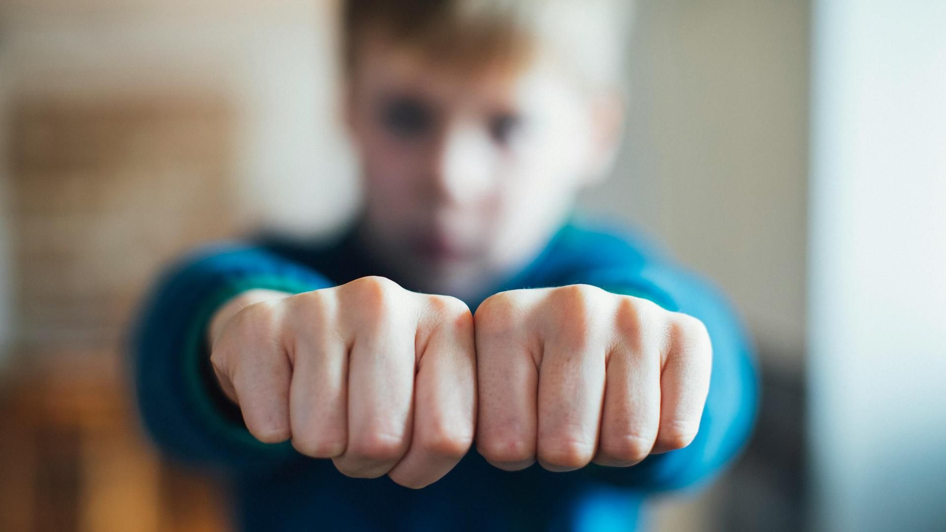 "Mi hijo está empezando a pegar": las herramientas de una psicóloga infantil para gestionar este problema