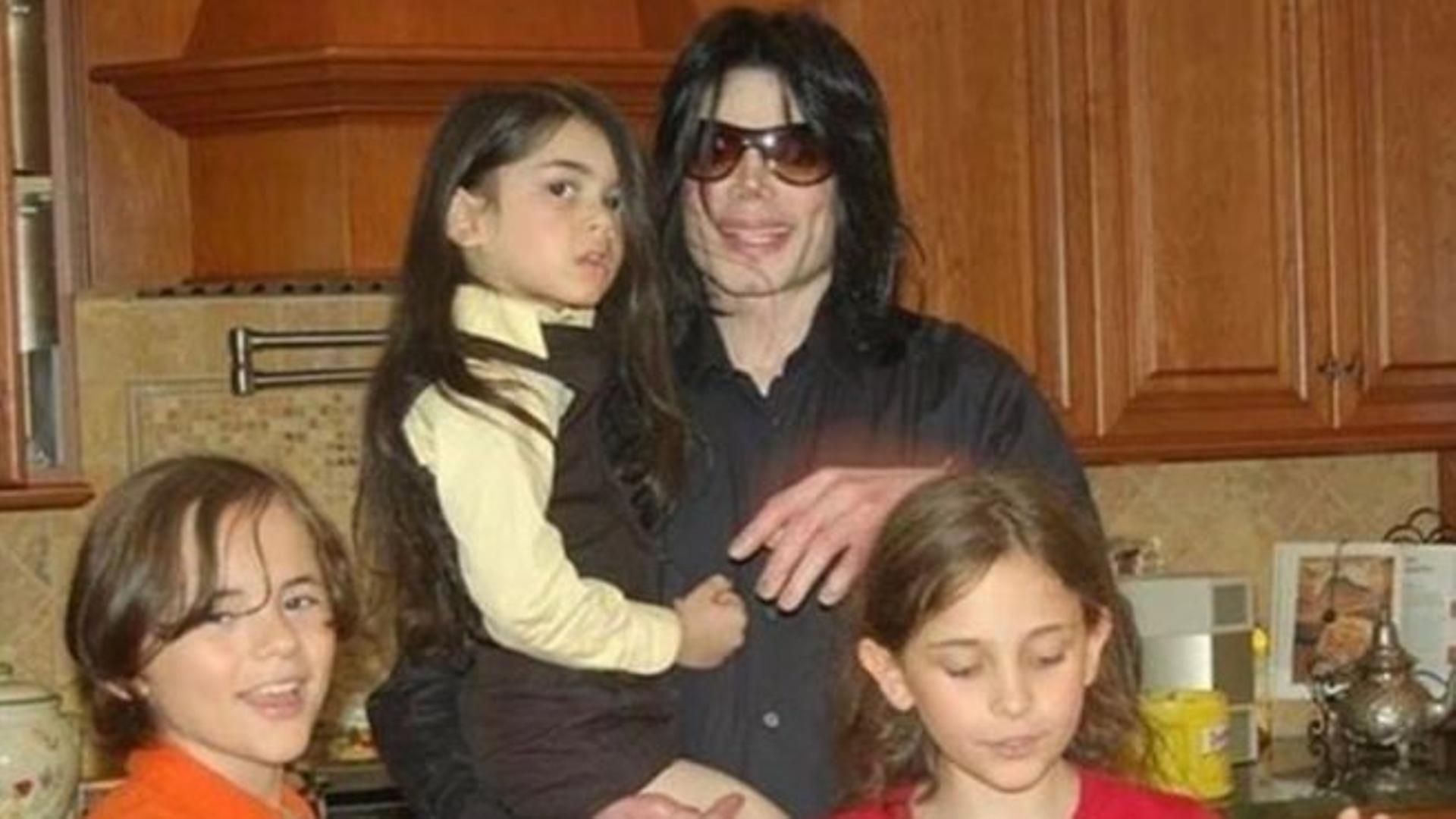 Michael Jackson con sus tres hijos.