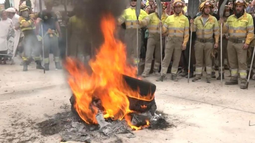 Protesta de los bomberos forestales de Castilla y León contra Mañueco y Suárez-Quiñones