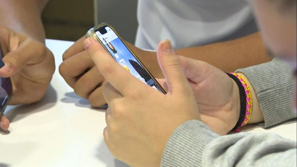 Psicólogos advierten del aumento de los casos de jóvenes atrapados por la IA: "Facilita la dependencia, está a tu disposición"