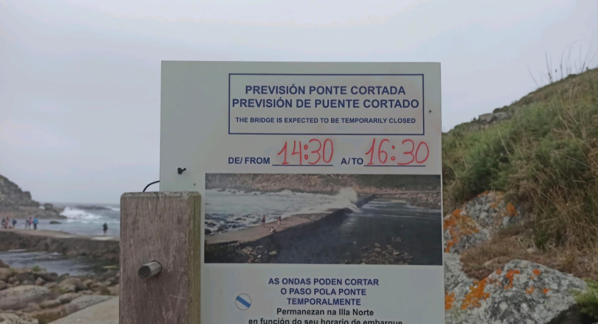 Señal situada en el acceso a la pasarela de Rodas en las Islas Cíes alertando del puente cortado