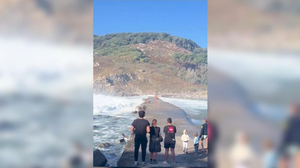 Susto en las Islas Cíes por las mareas vivas: dos personas fueron arrastradas por el mar en la pasarela de Rodas