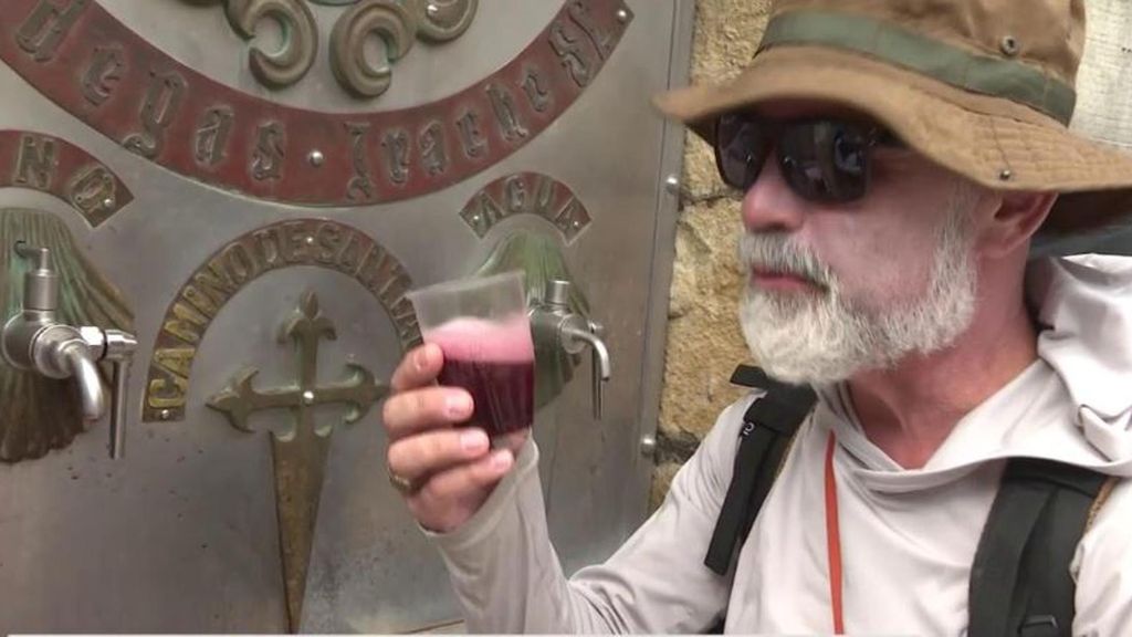 Una bodega de Navarra coloca una curiosa fuente de agua y vino al pie del Camino de Santiago