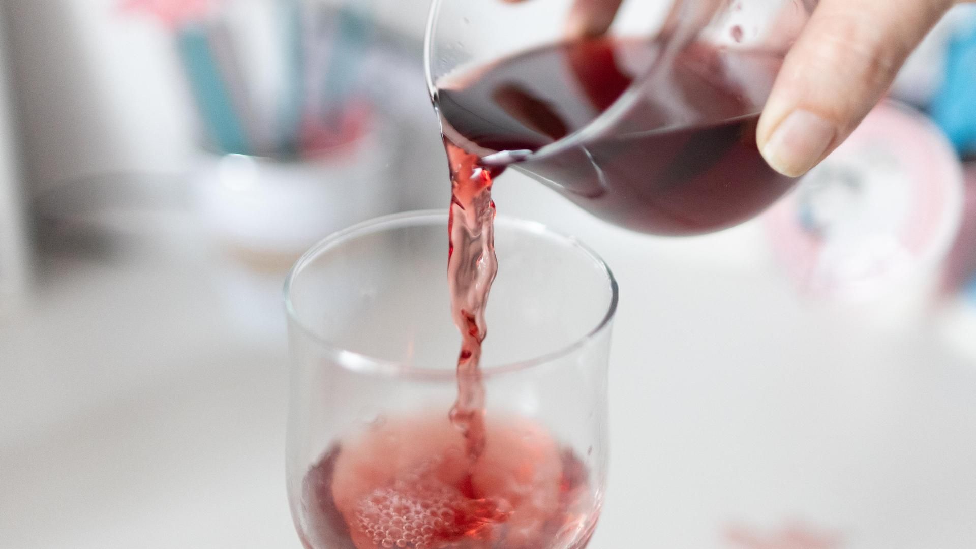 Una cardióloga avisa sobre los peligros de tomar una copa de vino tinto al día