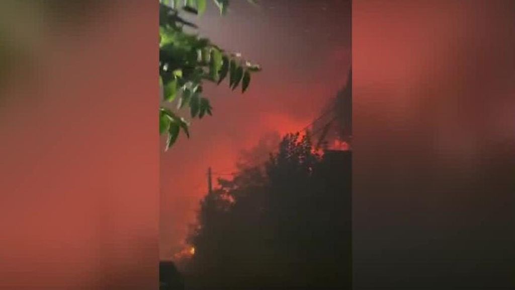 Pánico por un incendio en Collado Mediano, en Madrid: el fuego afecta a dos casas