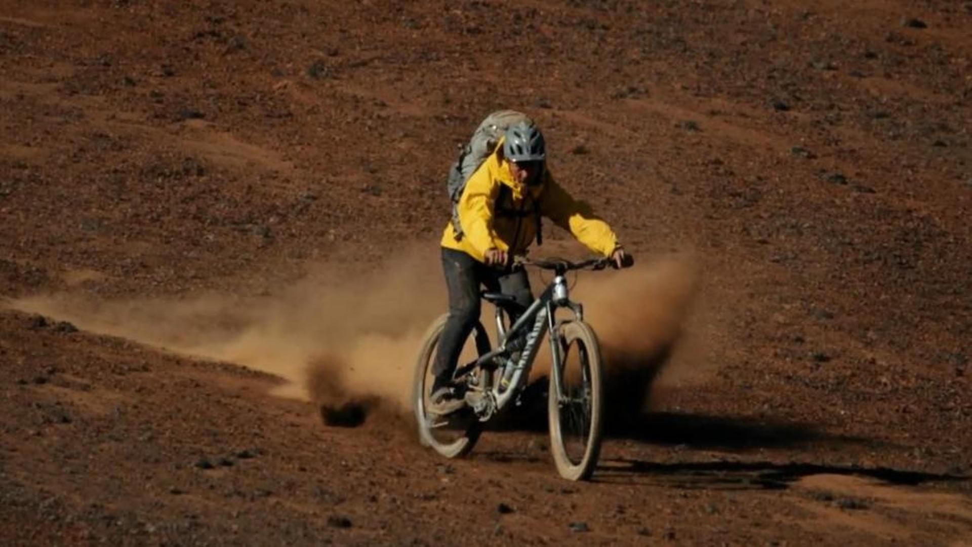 El 'rider' Daniel Cristancho logra un hito con 22 años: bajar en bicicleta los casi 6.000 metros del Kilimanjaro