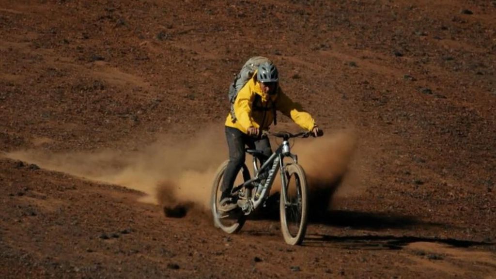 El 'rider' Daniel Cristancho logra un hito con 22 años: bajar en bicicleta los casi 6.000 metros del Kilimanjaro