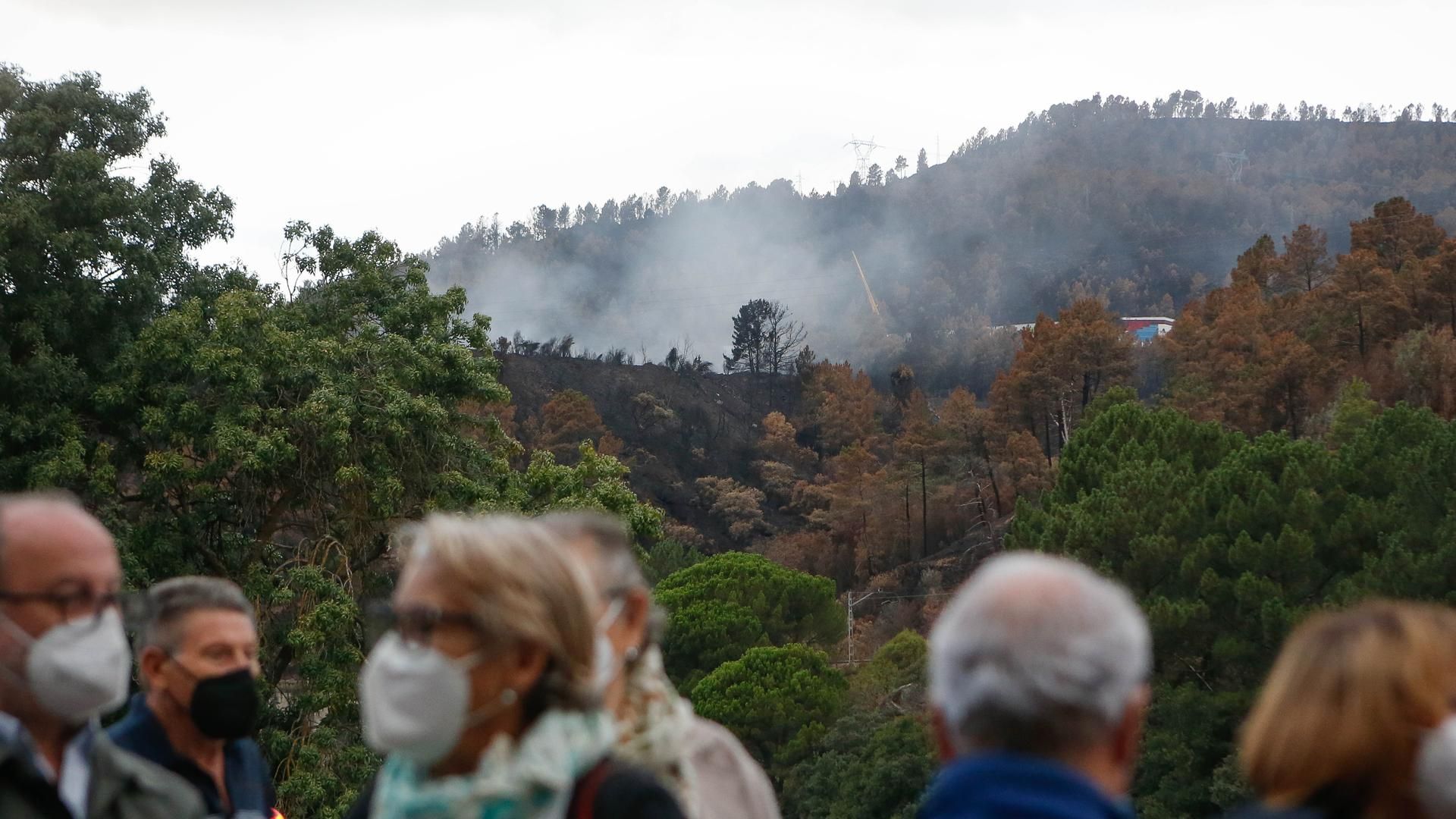 Manifestación de los vecinos de Petín y A Rúa para exigir una solución al vertedero que arde de forma descontrolada