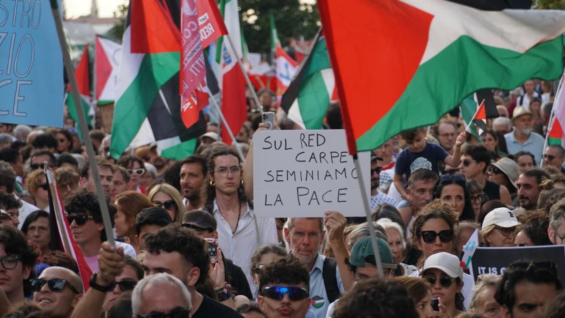 Miles de personas se manifiestan por Gaza en el Festival de Venecia