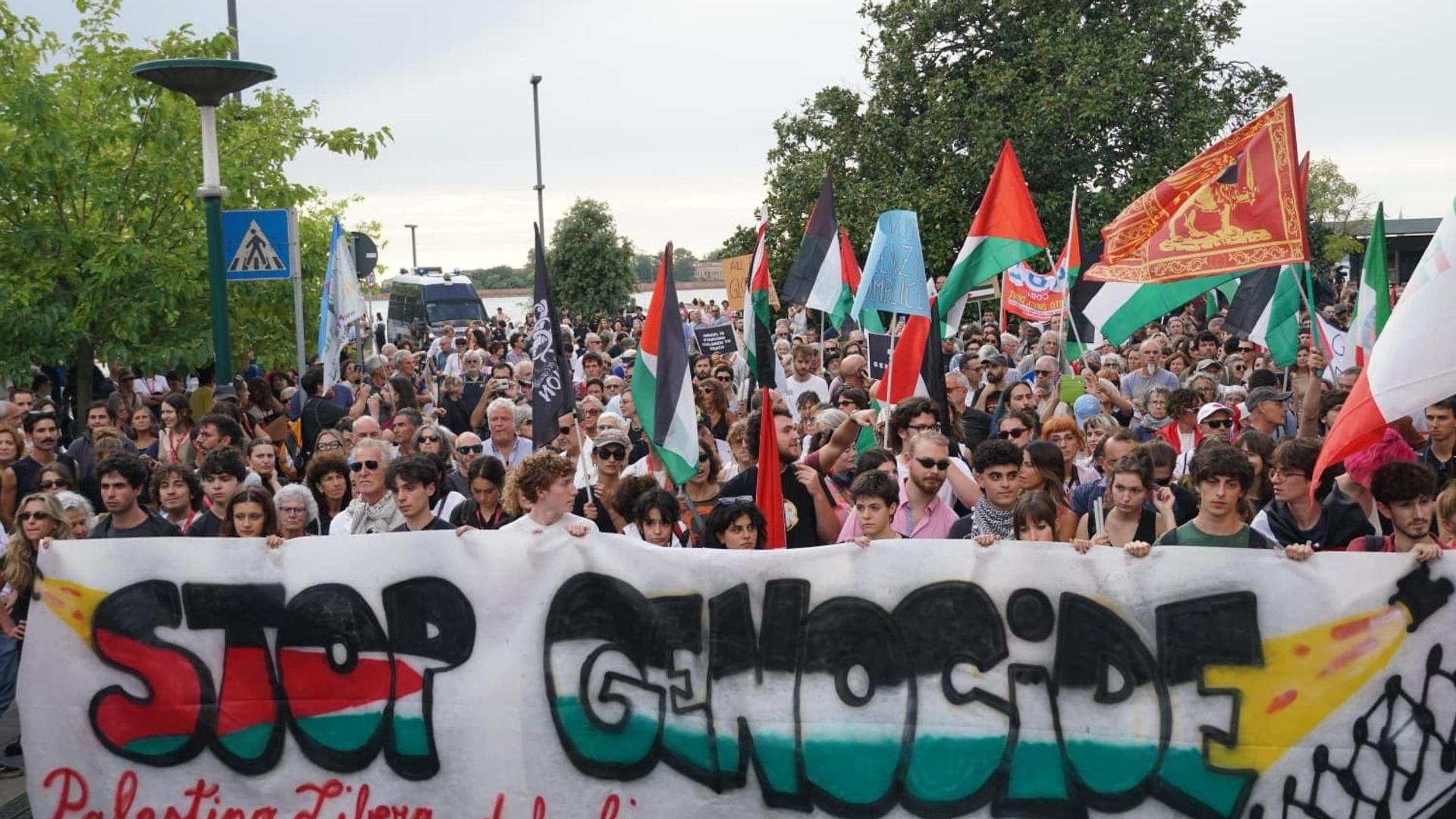 Miles de personas se manifiestan por Gaza en el Festival de Venecia