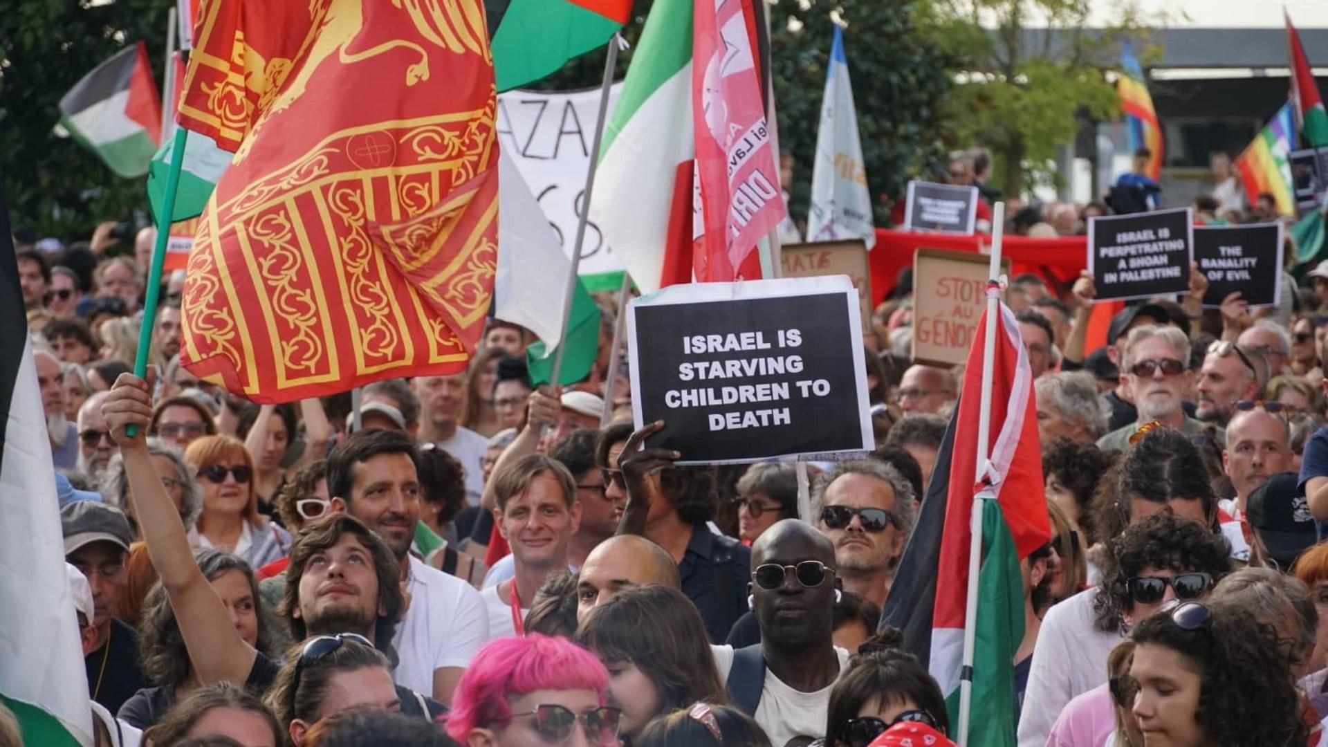 Miles de personas se manifiestan por Gaza en el Festival de Venecia
