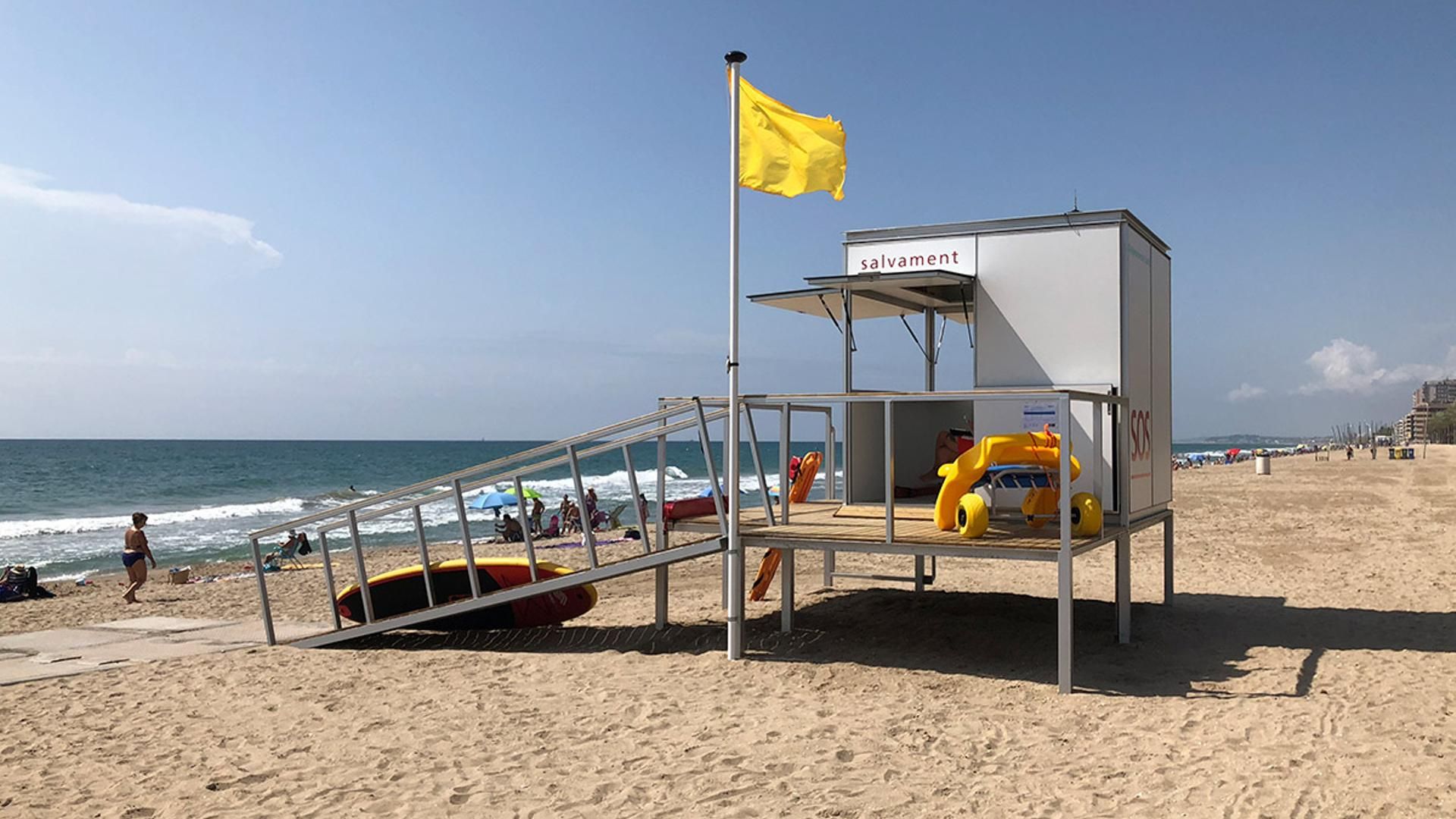 Puesto de salvamento en la playa de Mas Mell en Calafell