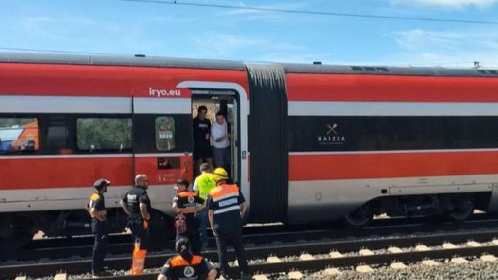 Reestablecen el tráfico ferroviario tras la evacuación de un tren Almería-Madrid en Argamasilla por el incendio de uno de sus coches