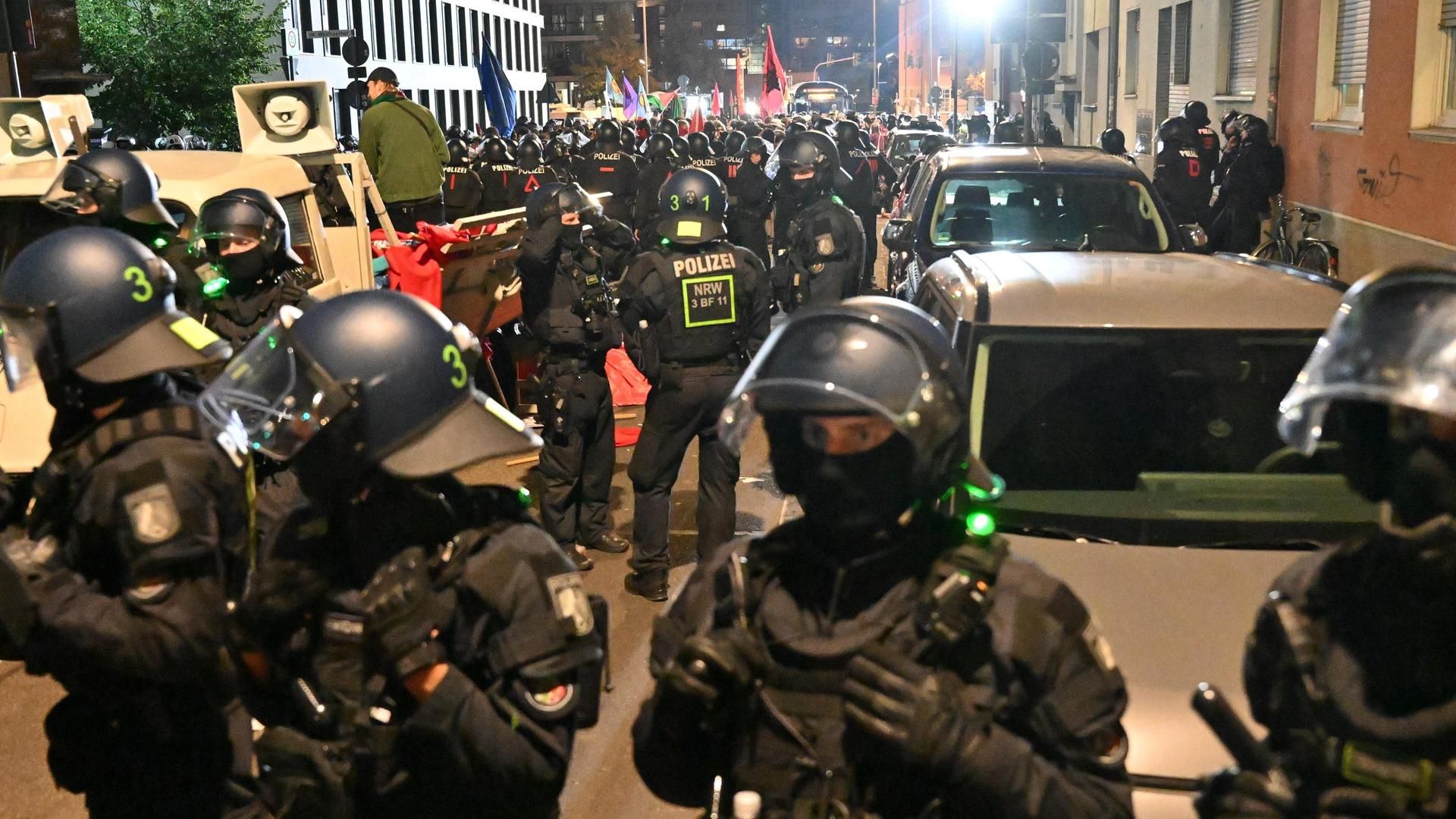 150 heridos en disturbios entre manifestantes pacifistas y policías en Colonia, Alemania