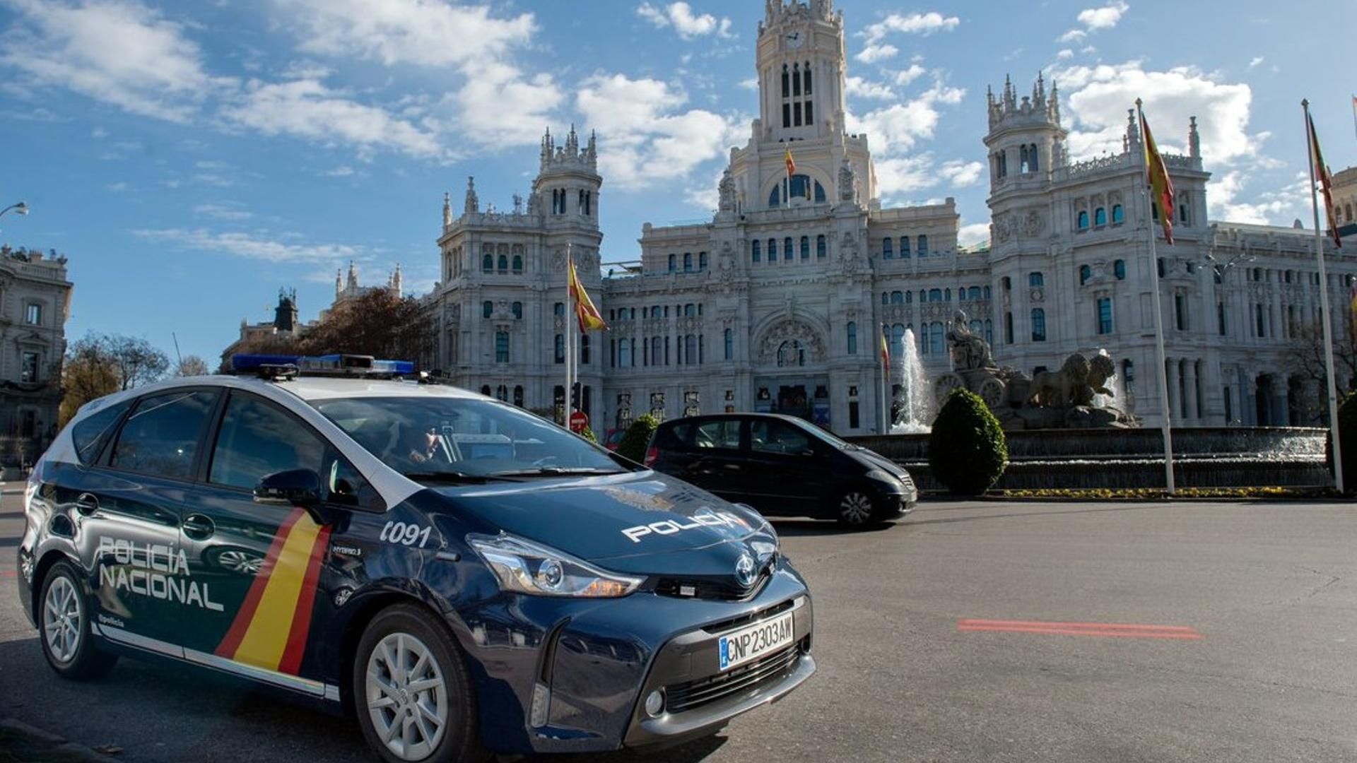Coche de Policía frente a Cibeles en Madrid
