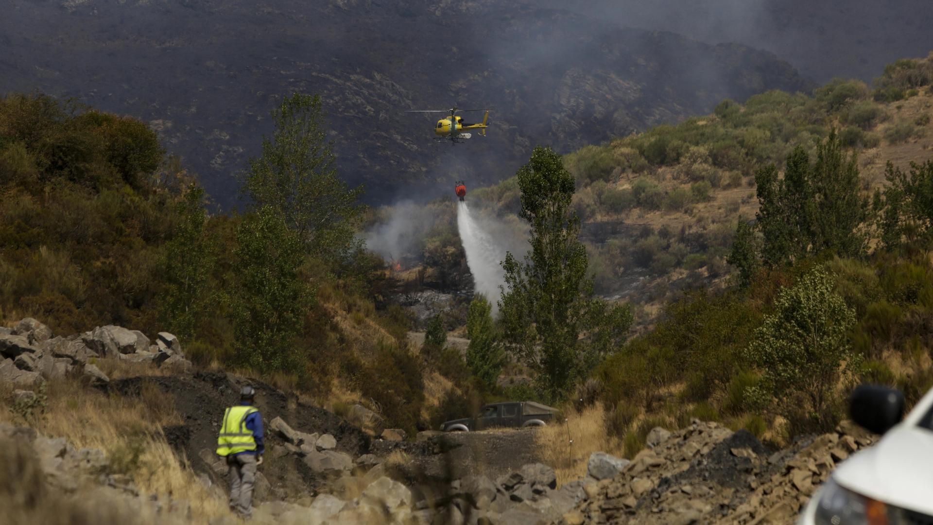Efectivos trabajan en el incendio Fasgar