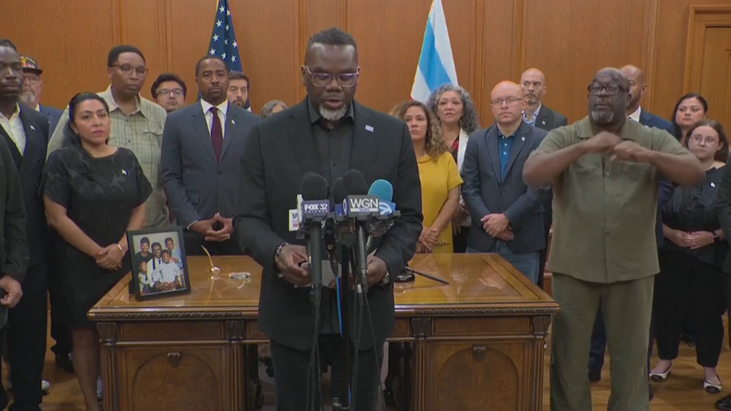 El alcalde de Chicago, Brandon Johnson, firma una orden ejecutiva con la que se opone a la posible militarización de la ciudad