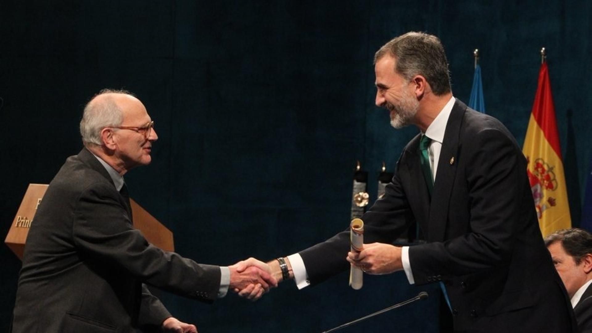 El físico Rainer Weiss, doctor Honoris Causa por la Universidad de Almería, con el rey Felipe VI
