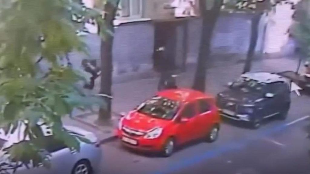 El momento en el que Andri Parubi, expresidente del Parlamento de Ucrania, fue asesinado a tiros en Leópolis