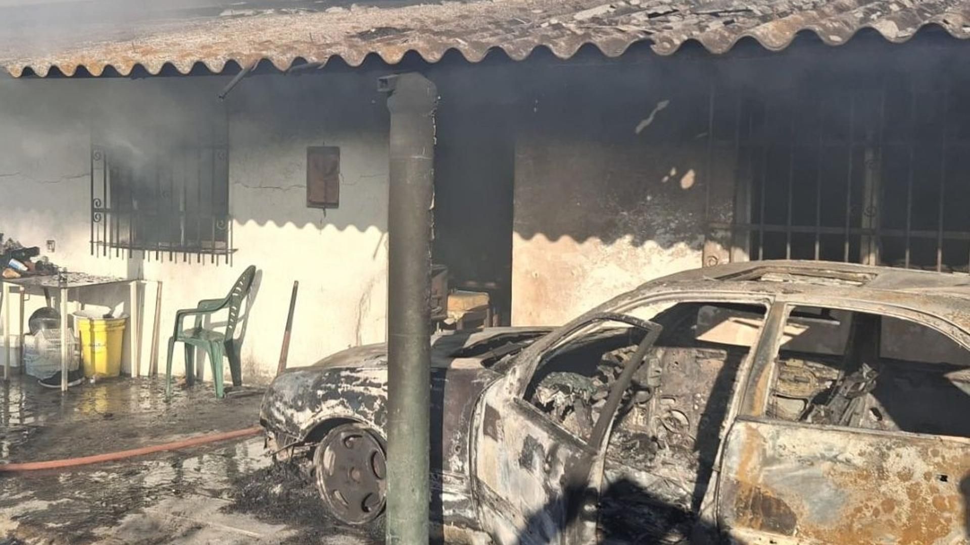 Incendio de vehículo y casa en Chipiona, Cádiz