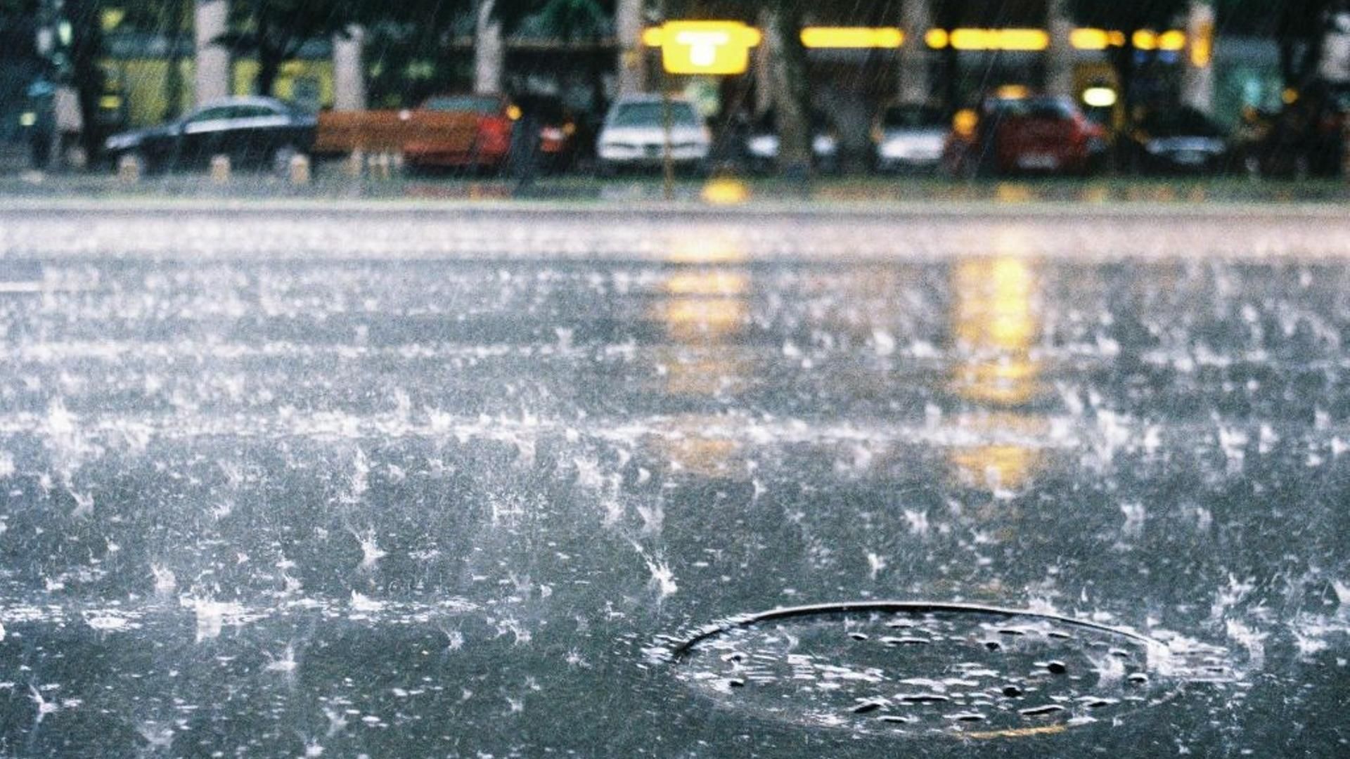 Intensa lluvia sobre una carretera