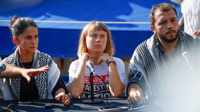 La Global Sumud Flotilla zarpa hacia la Franja de Gaza desde Barcelona