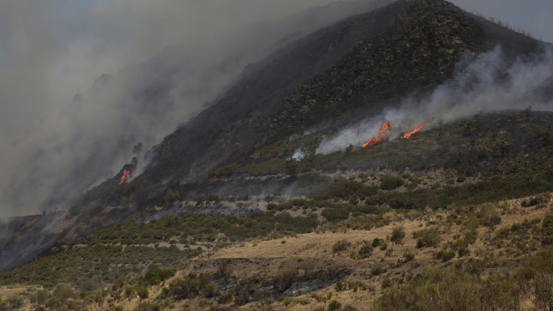 Llamas y humo del incendio de Fasgar, visto desde Tremor de Arriba