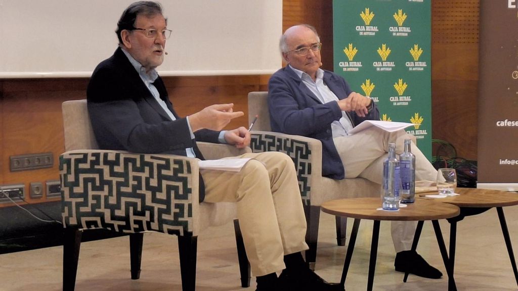 El ex presidente del Gobierno, Mariano Rajoy, interviene en los Cursos de La Granda, en Avilés.  Junto a él el Director de los Cursos, Benigno Pendás.